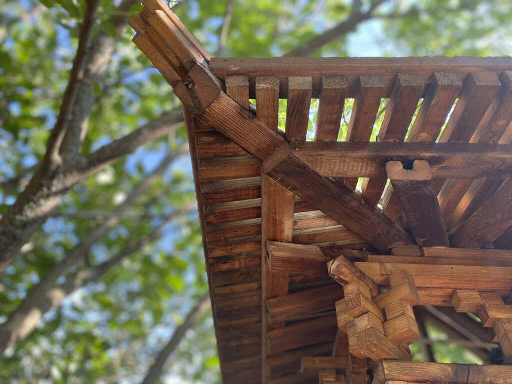Reporter: This wooden lamp provides a strong feeling of harmony and brightness when placed in the courtyard. Yi Cun Master: Initially, I made this wooden lamp to put in the house for students' sketching. Later, I felt that the courtyard needed a bright spot for people to linger a moment longer. enchanted by the nature around them, so I put it in the courtyard.